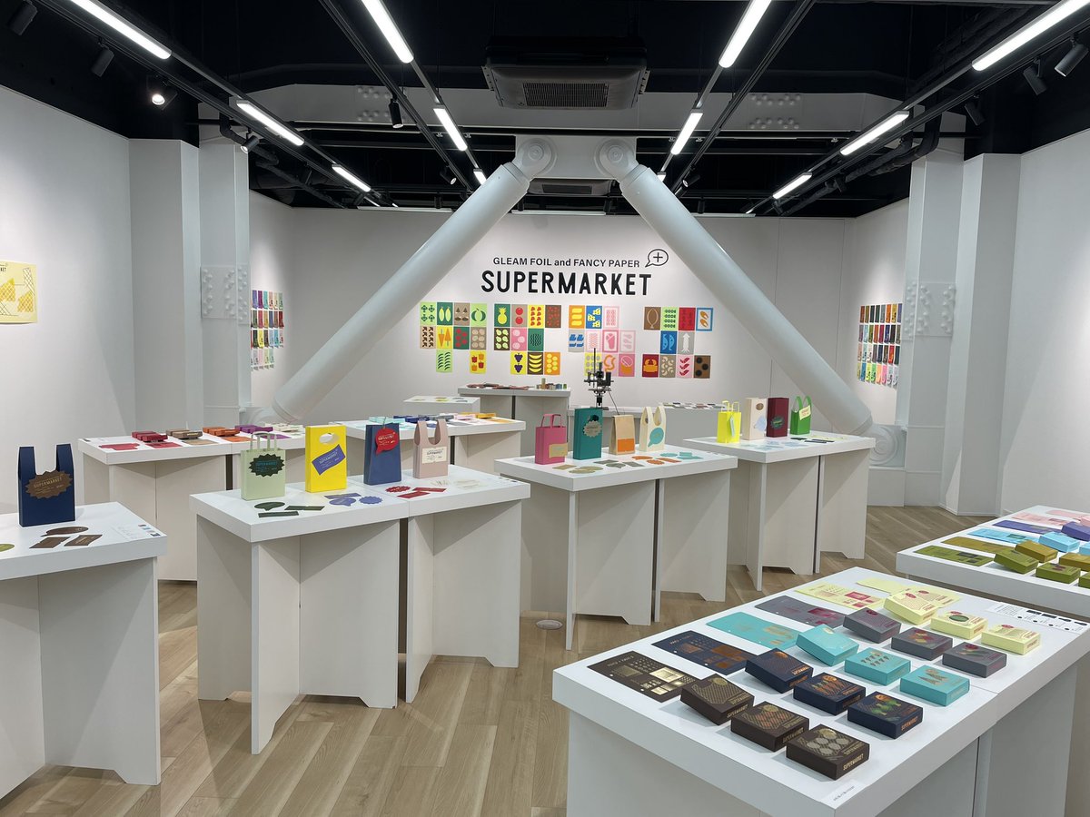 PAPERVOICE_OSK's tweet image. 本日10日（月）より「箔とファンシーペーパーのコラボ展6+」を開催中です‼️2年ぶりにリニューアルしたペーパーボイス大阪で開催です‼️箔と紙に興味がある方はお見逃しなくー😆
会期：2025年11月10日(月) ― 11月21日(金)9:00 ～ 17:00[土日休館]

heiwapaper.co.jp/shop/2025/10/H…