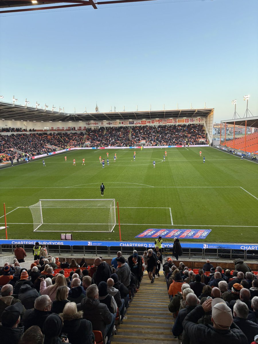 Gerben_G's tweet image. Dat was hem weer, weekendje Engeland 🏴󠁧󠁢󠁥󠁮󠁧󠁿!  Blackpool, zoals verwacht (&amp;amp; gehoopt) was fantastisch. 3-1 winst tegen Cardiff en de nachten waren hemels. Vandaag Aston Villa, 4-0 winst. Prachtig stadion en dito pot vandaag !
