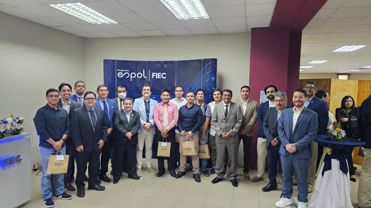 Maestría en Telecomunicaciones ESPOL. En la foto el Dr. Francisco Novillo, otras autoridades junto a varios profesores y maestrantes. Bienvenidos a la MET X. <a href="/cparedesverduga/">Cecilia Paredes Verduga</a> <a href="/JorgeAragundiR/">Jorge Aragundi R</a> <a href="/FranciscoNovil3/">Francisco Novillo</a>  <a href="/Guachee_to/">El Wacho!</a> <a href="/rcajo_/">Ricardo Cajo Diaz</a>