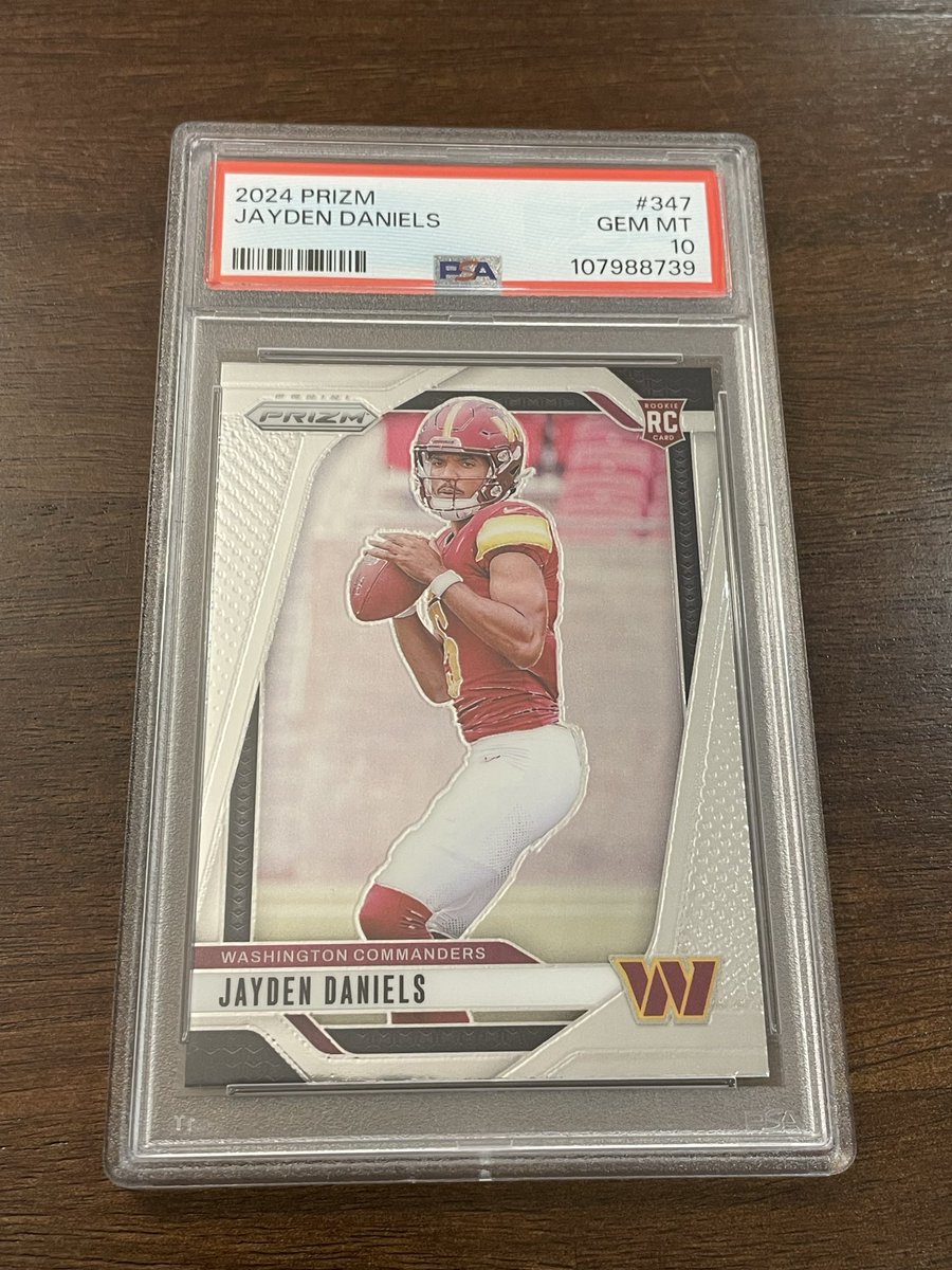 roseyscards's tweet photo. Only a couple small trades made today for the final day at the @sportcardexpo, next time I go to a show like that I’ll be much more prepared with what I want to pick up in trade, sell off, and buy.  Still a fun experience to check out cool cards and memorabilia! #TheHobby https://t.co/4HihuRk3sc