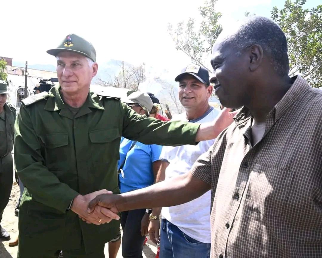 El abrazo sincero, la ayuda incondicional, la escucha activa al pueblo, el apoyo; está en nuestro Presidente <a href="/DiazCanelB/">Miguel Díaz-Canel Bermúdez</a>, pueden tratar de desacreditarlo, pero sus actos y acciones nos dicen otra cosa.
Nosotros seguimos a nuestro Presidente.
¡Patria o Muerte  Venceremos! 🇨🇺