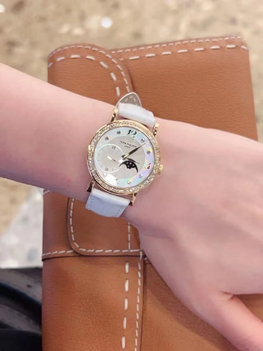 FernFern2156's tweet photo. She doesn’t like to show off, but she wears a Patek Philippe✨❤️ Subtle elegance at its finest timeless style that speaks for itself. ⏱️ https://t.co/HF6D9CgfN0