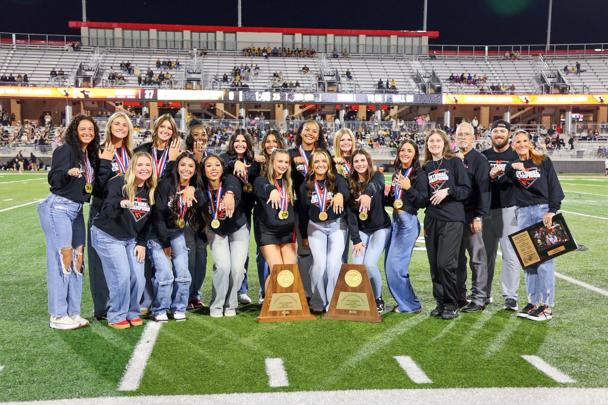 FinleeWilliams's tweet photo. Ring Season…💍
#statechamps ❤️🖤
@KMBradley08 @Caiganjo2025 @Hutton2027 @ShugAmariee @EloisaMaes2027 @hattiewinter01 @CoachCrabtree @MaxPreps https://t.co/C9xMcOuuXu