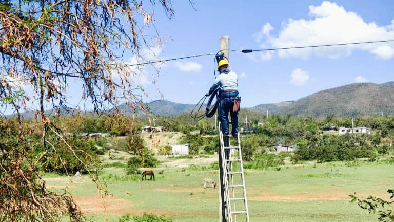 🔉Hoy ha sido un día intenso 💪 en Guamá. Nuestra gente labora simultáneamente en varias zonas para restablecer la fibra óptica que conecta🔀al municipio santiaguero
📍Peñas Altas, brigada de Mayabeque
📍Cativa, brigada de Las Tunas
📍Playa El Francés, brigada de Santiago de Cuba