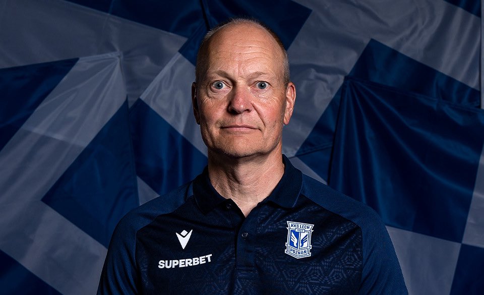 Zgoda, że trener się pogubił z pomysłami na zespół albo, że ich brakuje dzisiaj.

Ale nie godzę się ze słowami, że to trenerski parodysta, a część osób równa go z Rumakiem oraz, że to najgorszy trener od lat w Lechu, bo niby z jakiego powodu? Jednak większy szacunek się należy.