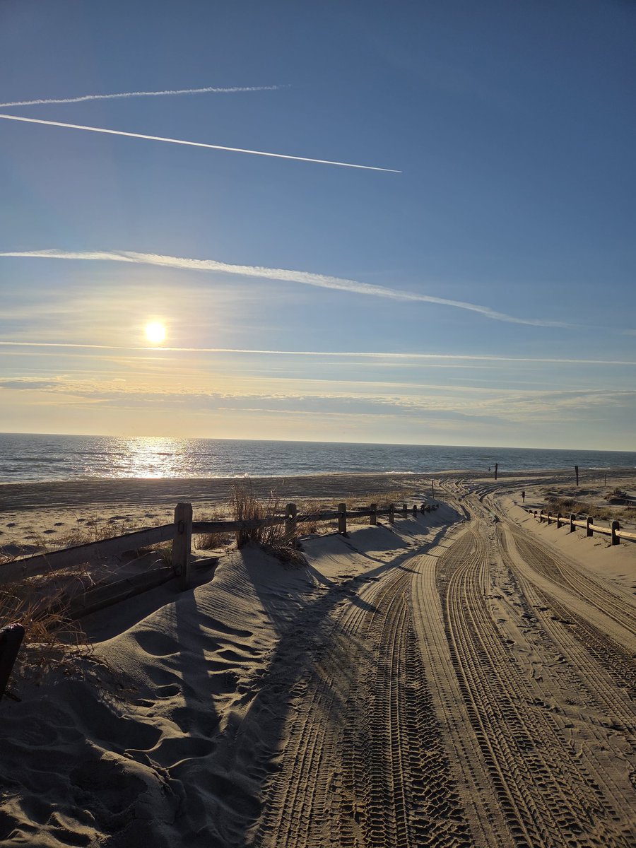 runSue19's tweet photo. Just a solid weekend of running at the Jersey Shore.
#loveyourrun #marathontraining #madein81 #njruns #offseason #jerseyshore https://t.co/dISAies4z3