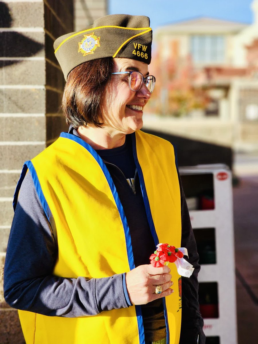 It was an honor to hand out poppies this weekend with my VFW in remembrance and honor of those who have served. Bringing awareness and support to our veterans this time of year is close to my heart. ❤️ 🌺