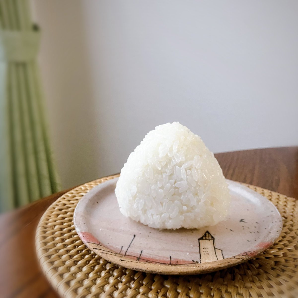 ・神奈川県産キヌヒカリ 天日干し 新米
・天然塩 あまび

天日干しの新米が手に入ったので (農家さんの直売５kg ¥3,800！) 塩むすびにしました
これだけで充分過ぎるくらいの美味しさです

お米の国っ♡
#OnigiriAction