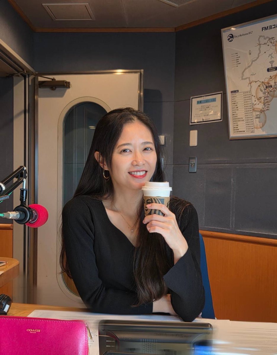 LovelyDay847's tweet image. おはようございます❗️
月曜日のLovely Dayスタート！📻

今日のさや姉はスタバのコーヒーと☕️📸
(@sayakakondo_tw)

街角リポーター
フジタ(@machikadofujita)くんは
田園都市線・ #江田駅 からリポート！🎤 

メッセージは
💌lovely@fmyokohama.jpまで！💌

#lovelyday847
#FMヨコハマ