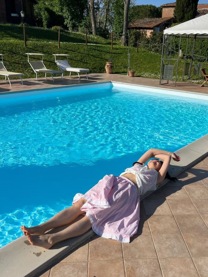 EnjoubaultJade's tweet image. I&apos;m not swimming, I&apos;m just lying by the pool, haha😅#offday#unitedstates🇺🇸 #fypagee❤️❤️