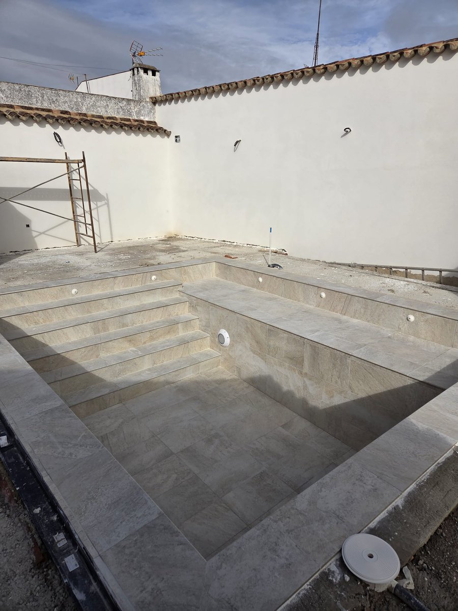 AngasKipa's tweet photo. ✨🏡 #WorkInProgress | Casa de Gabriela
En Cala, Huelva, la luz y la materia comienzan a dialogar.
La obra entra en su fase final de acabados, donde cada textura revela la esencia del proyecto.
#AngasKipa #CasaDeGabriela #ArquitecturaEspaña #ArquitecturaContemporánea https://t.co/ewiH3nixf1