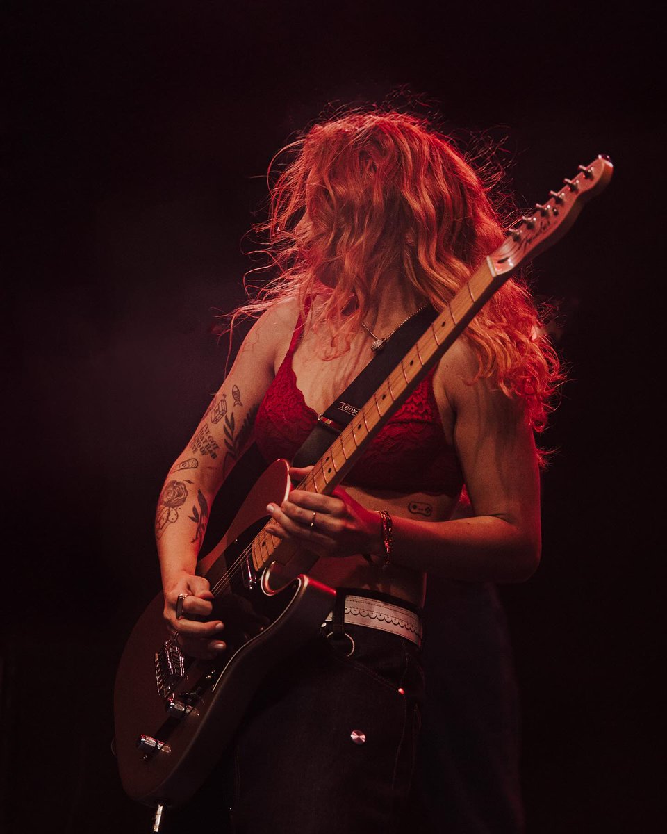 carol biazin + guitarra 😮‍💨