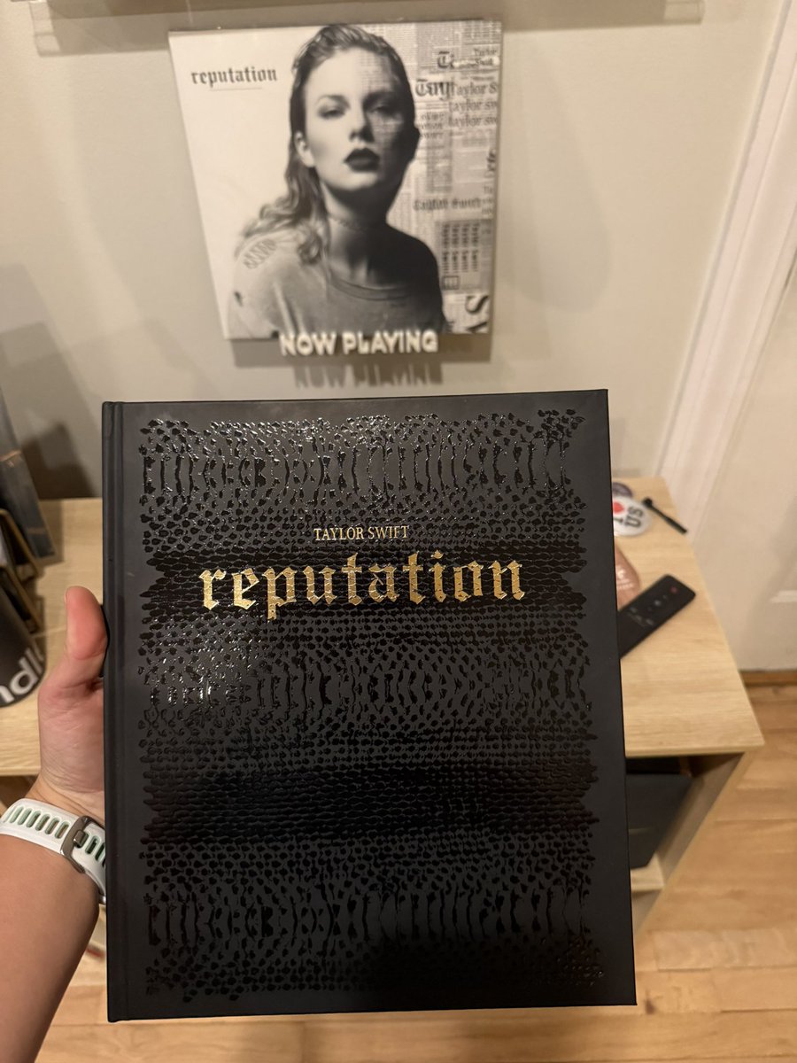 jamisversion13's tweet image. Preparing for tomorrow 🖤🖤🖤🖤 #reputation #7yearsofreputation