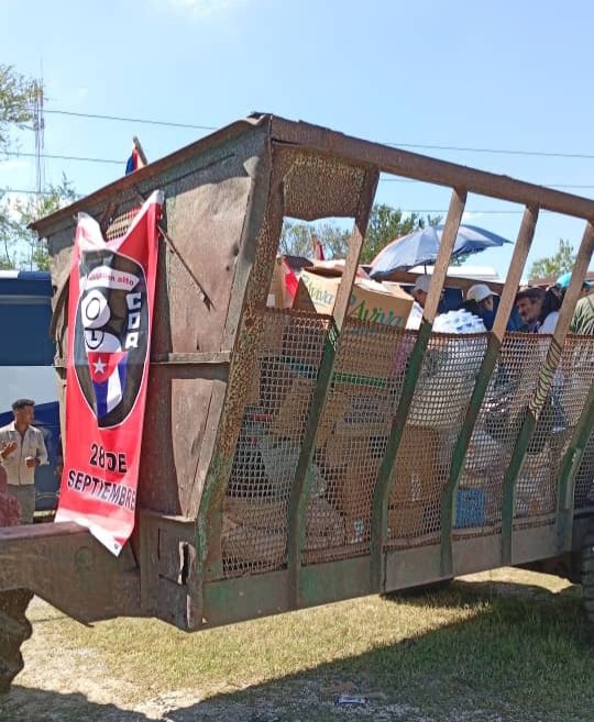 ¿¡Que a esa parte de Río Cauto solo se llega en tractor!? ¡Pues al tractor, pero la ayuda tiene que llegar! Proyecto "Río Cauto en nuestras manos", con "La Lucecita" de <a href="/arnaldotalisman/">Arnaldo Rodriguez TALISMÁN</a> y los #CDRCuba  ¡Gracias a todos los que han donado! #Cuba #FuerzaCuba #TodosSomosCederistas