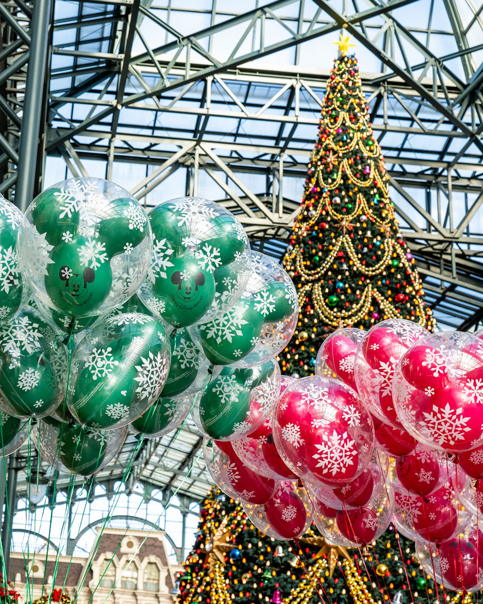 MezzoMikiD's tweet photo. 雪の結晶デザインの赤と緑！
東京ディズニーランド&amp;シー
 “ディズニー・クリスマス2025”ミッキーバルーン
本日11月10日発売☆
https://t.co/Ca4r1XCnrn https://t.co/8AqL8y2XBA