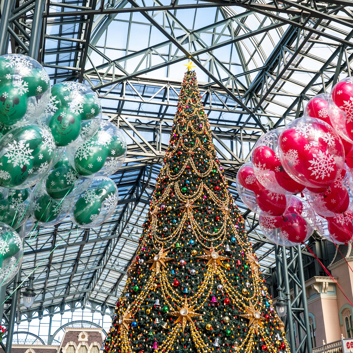 MezzoMikiD's tweet photo. 雪の結晶デザインの赤と緑！
東京ディズニーランド&amp;シー
 “ディズニー・クリスマス2025”ミッキーバルーン
本日11月10日発売☆
https://t.co/Ca4r1XCnrn https://t.co/8AqL8y2XBA