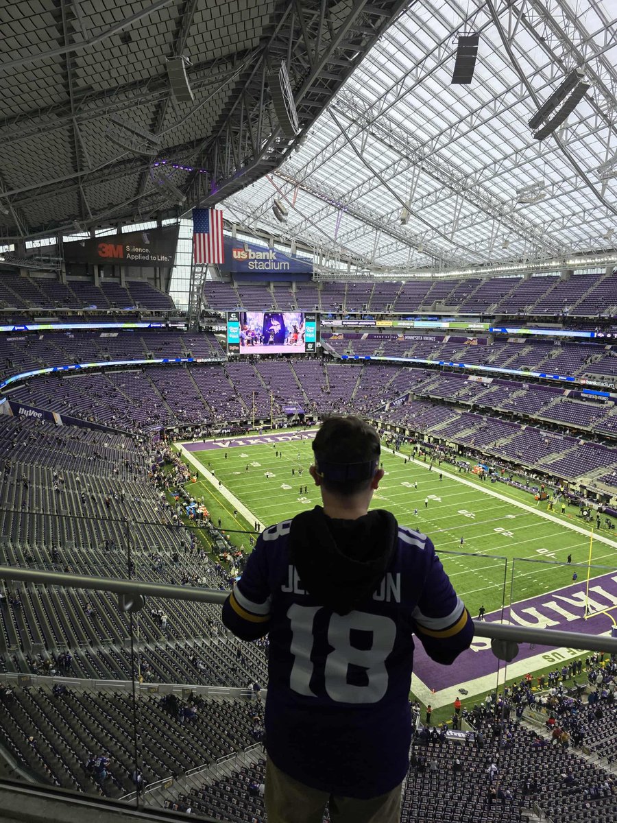 Proud_Dad_89's tweet image. Well the @Vikings didn&apos;t get the win, and he didn&apos;t get @JJettas2 autograph, but I&apos;d say driving 600 miles for my son&apos;s first @NFL game was worth it!! #Skol    #FirstGame #Vikings