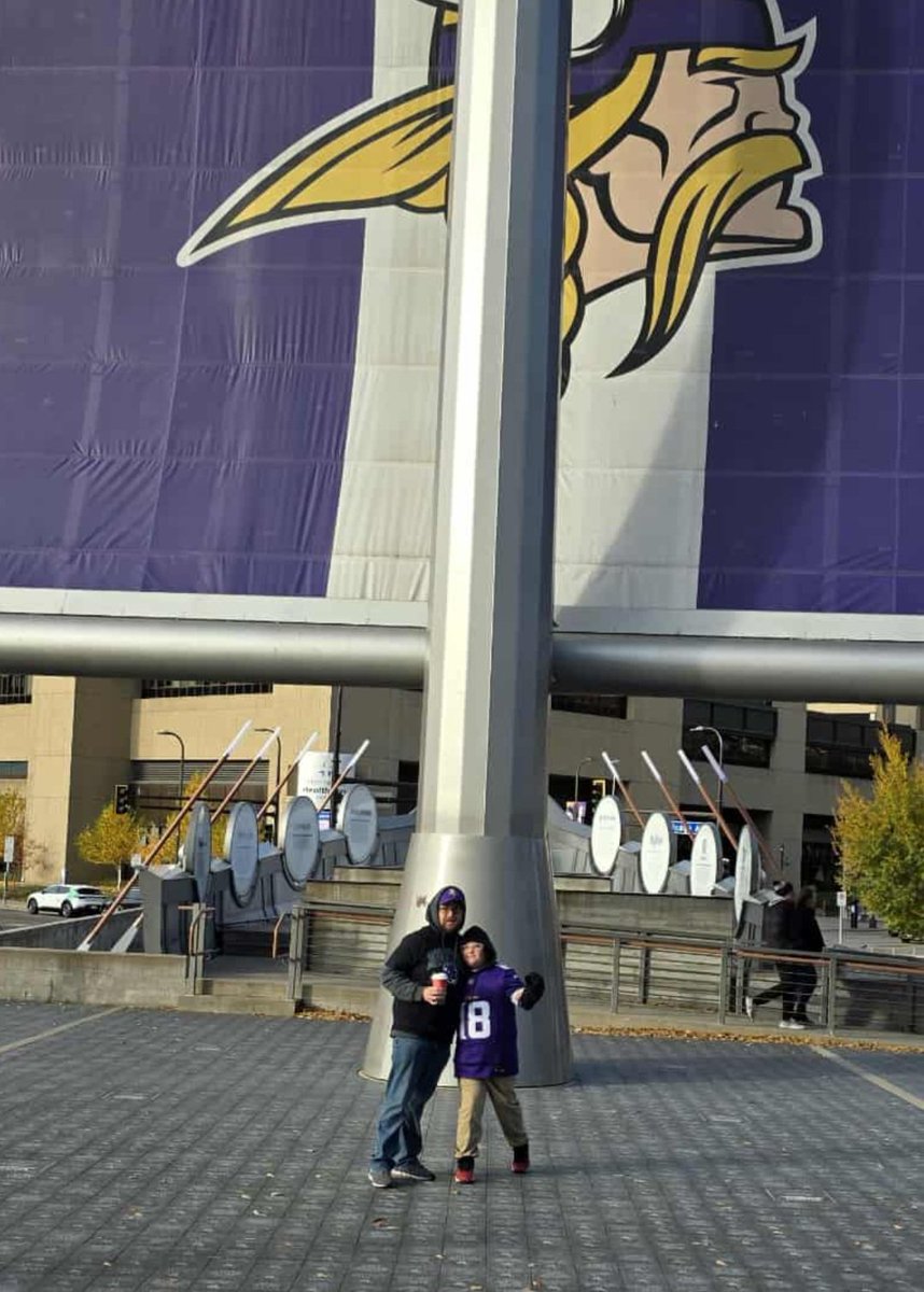 Proud_Dad_89's tweet image. Well the @Vikings didn&apos;t get the win, and he didn&apos;t get @JJettas2 autograph, but I&apos;d say driving 600 miles for my son&apos;s first @NFL game was worth it!! #Skol    #FirstGame #Vikings