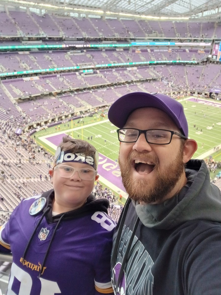 Proud_Dad_89's tweet image. Well the @Vikings didn&apos;t get the win, and he didn&apos;t get @JJettas2 autograph, but I&apos;d say driving 600 miles for my son&apos;s first @NFL game was worth it!! #Skol    #FirstGame #Vikings