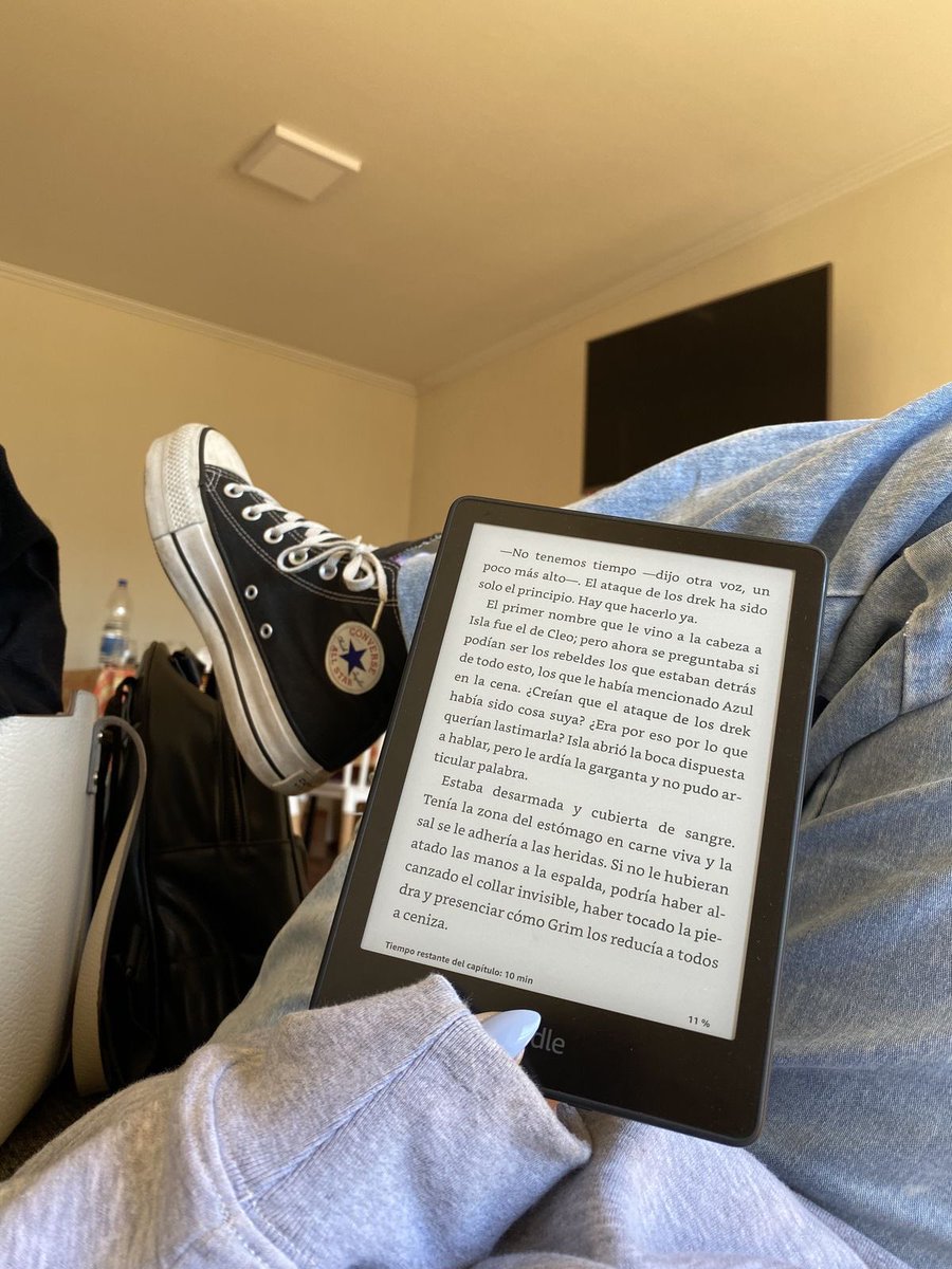 dscneto_'s tweet image. Cozy reads and classic kicks. Lost in a good story. What are you currently reading? #Bookworm #Ereader #ReadingTime #Converse