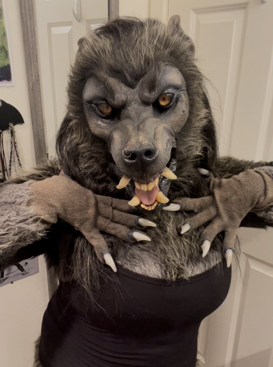 There’s 𝑀𝑒
And then there’s 𝔐𝔢
#shewolfsunday #tfeveryday