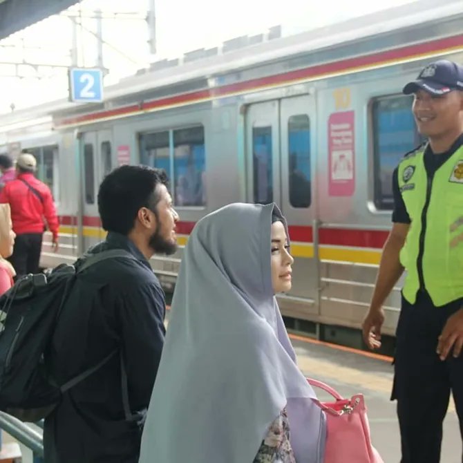 Selain Adrian Maulana, pasangan seleb yang juga wakil rakyat Primus dan Jihan Fahira rajin pergi dan pulang dgn KRL. 

Wakil rakyat lainnya yang juga sering naik kereta ini adalah Bonnie Triyana.

Ini pun jadi bentuk dukungan penting utk transportasi umum. 🔥