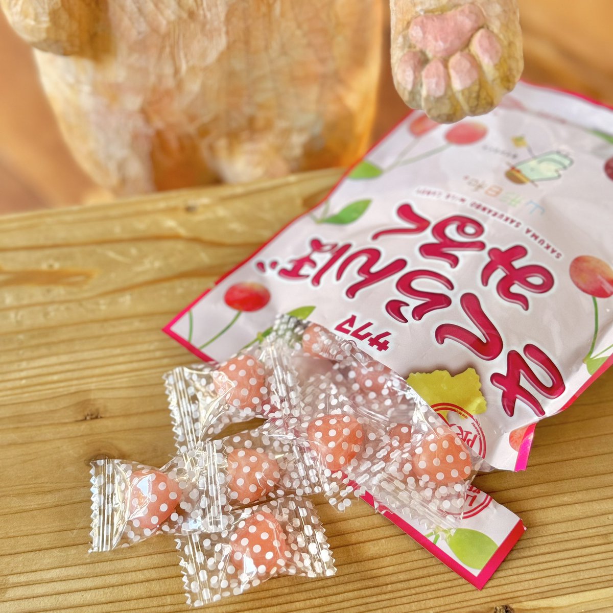 【山形県の酒田市出張から帰ってきたネコノのお土産④】
甘いもの3種。
ミルクケーキは山形県の会社なので、ここでは様々な味が買えます。
いちご､ブドウ､ラフランス､さくらんぼ。
コーヒーや抹茶もあるらしい！
飴とドロップ缶は元々サクマ製菓好きなので即買いしました。