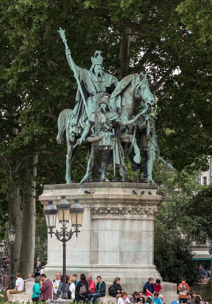nonregemesse's tweet photo. The statue of Charlemagne in Paris https://t.co/eOmGA3o3F4