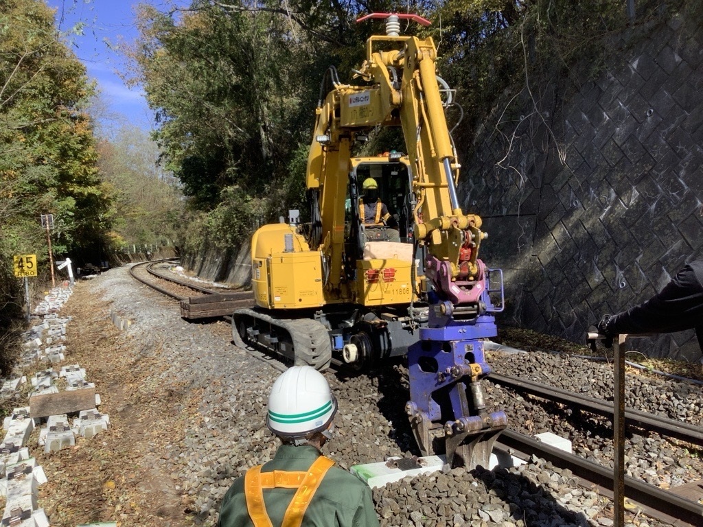 【お知らせ】🍂秋の日中、小海線で保守・工事を集中的に実施中🚧
現在、小海線の【野辺山駅〜小海駅間】では、11月4日（火）〜14日（金）の平日昼間帯において、一部列車を運休し、保守・工事を集中的に行っています。