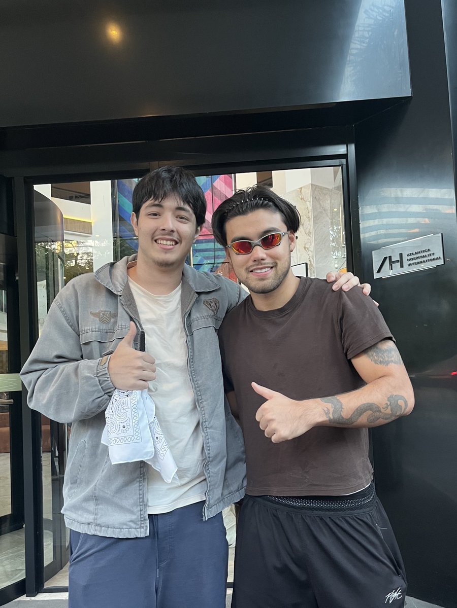 jsbchmp's tweet image. bailey e jenny divos dms