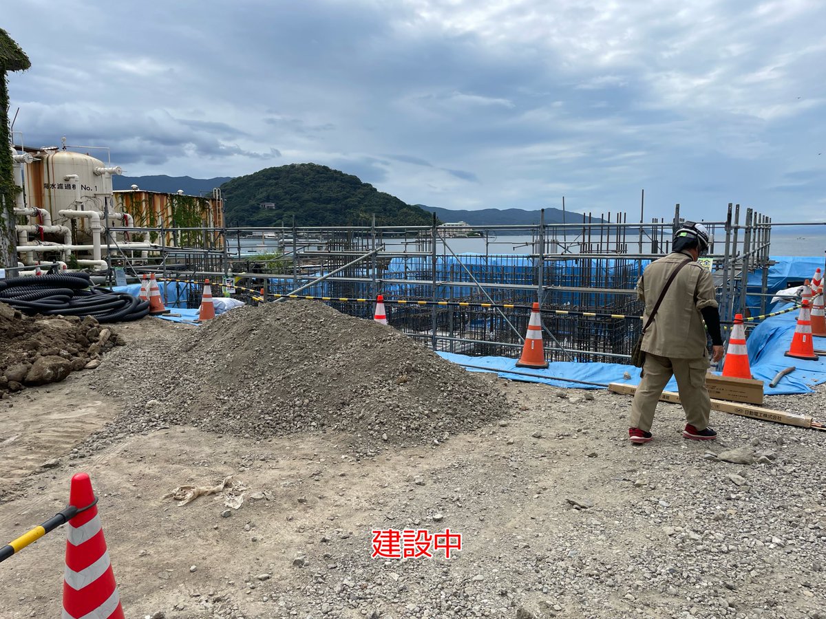 shiprefkenchiku's tweet photo. 建築工事課です！
沼津市のあわしまマリンパーク近くの水産研究所を建替え中で、打合せの際に施設を見学しました！
アワビの産卵を見ましたが、貝がタマゴから産まれることが初耳でした😳
特殊な施設になると建築以外の知識がつくことも建築の魅力ですかね？
#静岡県　#建築　#公務員　#就活　#アワビ https://t.co/V8WF1CzWLT