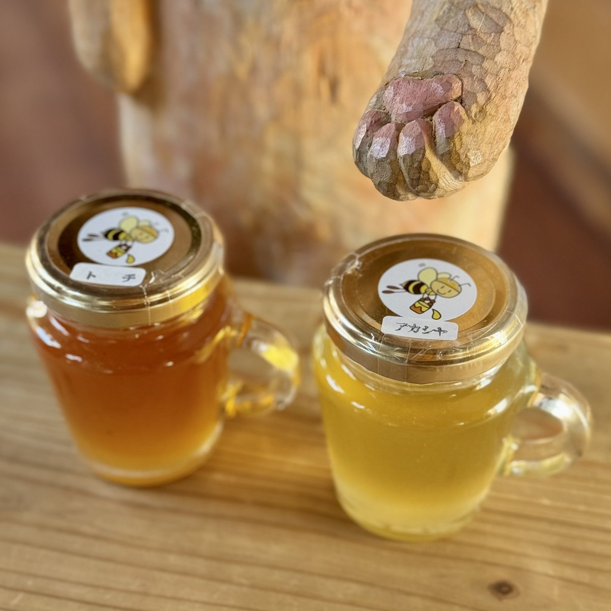 【山形県酒田市出張から帰ってきたネコノのお土産⑥】
酒田市内産ハチミツです。
いろいろな花から採れたものがあってトチとアカシヤを選んでみました。
全部並べて食べ比べしてみた〜〜い。
瓶までかわいくてお台所に飾りながら使いたいですね。