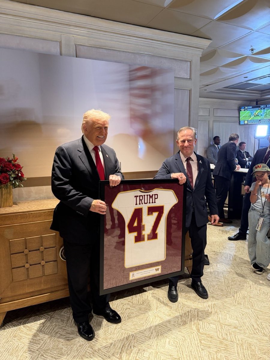 MAGAVoice's tweet image. BREAKING 🚨 Washington Commander owner just gave President Trump a 47 Jersey. SO EPIC 🔥 

America is back