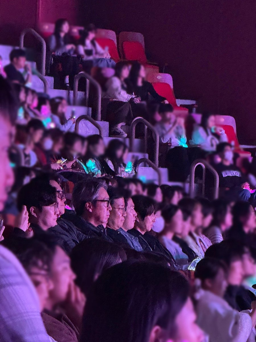 pannchoa's tweet image. Pledis CEO Han Seongsu, HYBE's CEO Lee Jaesang and Belift Lab's CEO Kim Taeho seen at ILLIT's encore concert
tinyurl.com/mpkynnkv