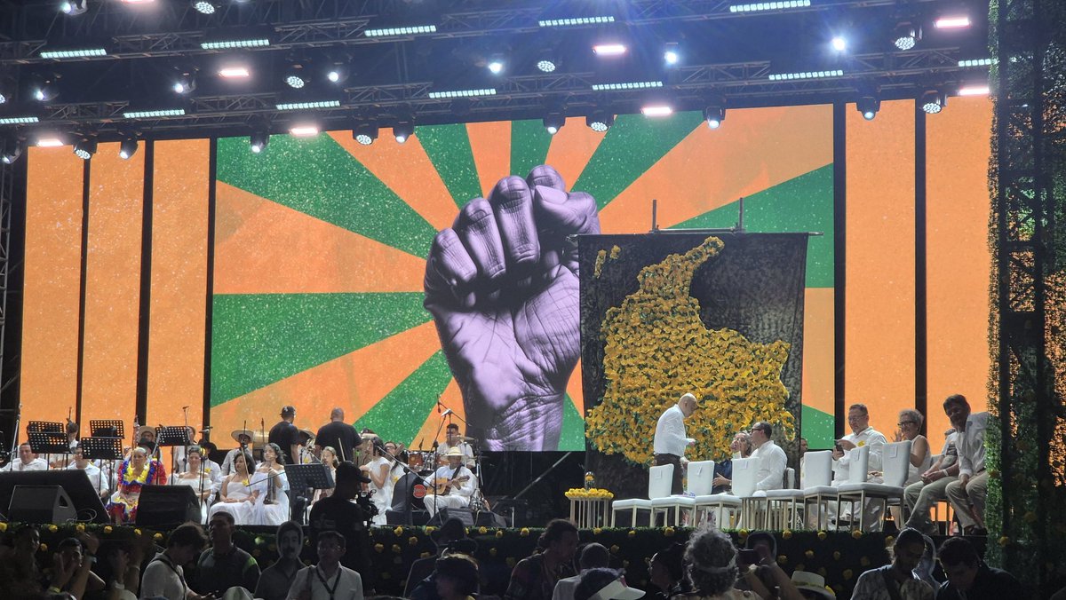 Mi voz, la que está gritando
Mi sueño, el que sigue vivo 
Y sepan que solo muero, si ustedes van aflojando 
Por qué el que murió peleando , vive en cada compañero

Acto público de reconocimiento de responsabilidad internacional - Integrantes y militantes de la Unión Patriótica UP