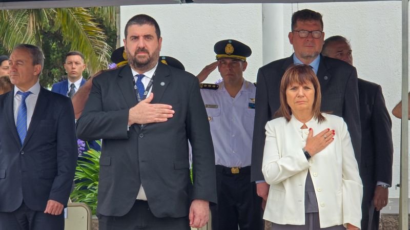 Lo que si podemos confirmar es la relación entre el Gran Maestre y Patricia Bullrich. Una que llega hasta lo laboral, habiéndolo convertido en un funcionario importante del área de seguridad.   
#Inteligencia 😎
Y los mismo de siempre 👇
