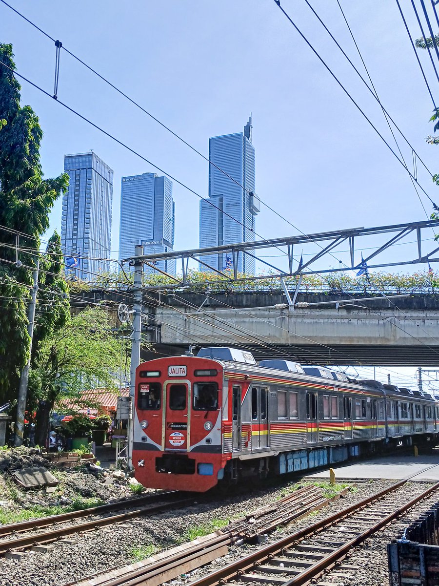 diva_faoendra's tweet photo. 2025/10/09
D1/11929レ 小規模鉄道博物館展示品配送回送電車
8500系 BOO 8618F
カレット、ジャカルタ

昨日、8618Fはジャカルタ・コタ駅で5日間の展示会と最後の運行を祝うために送られました。最後の朝の運行で、市中心部の高層ビルに別れを告げます。ありがとう、そしてさようならでした。 https://t.co/GJLHHupGnt