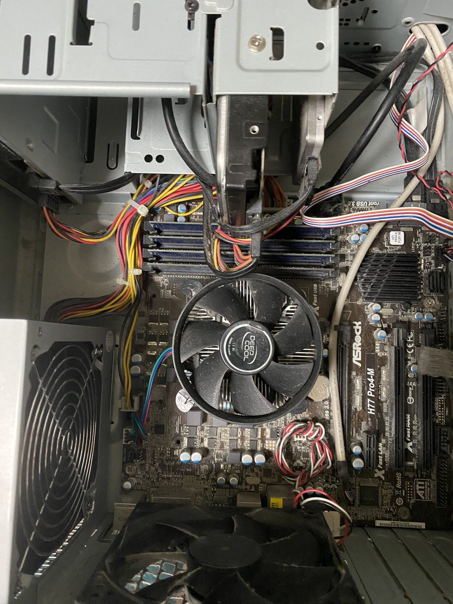 パソコンさんが不機嫌。
電源が入らなくなった。

これまでも不調は続き、負荷が重なると冬眠の繰り返し。

今回はなかなか起きてくれない。

電源ユニットがダメなのかもしれない。

ホコリはなるべく取ったけど
詳しい方、ここ見た方が良い。などあればぜひ教えてください🙇‍♀️