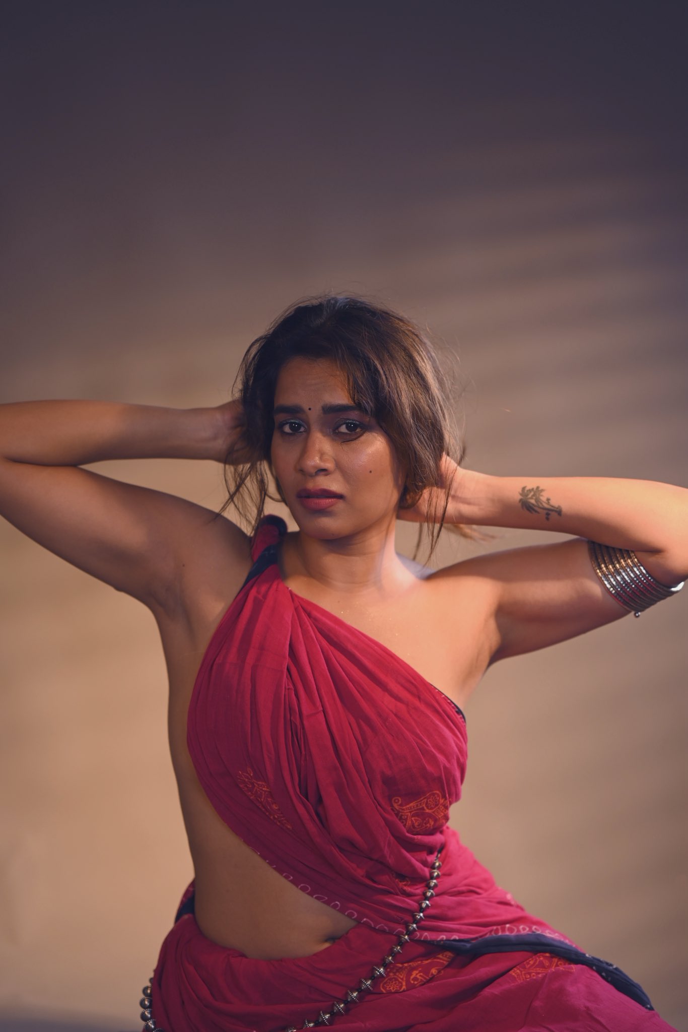 Sahithi Dasari bra less and navel show