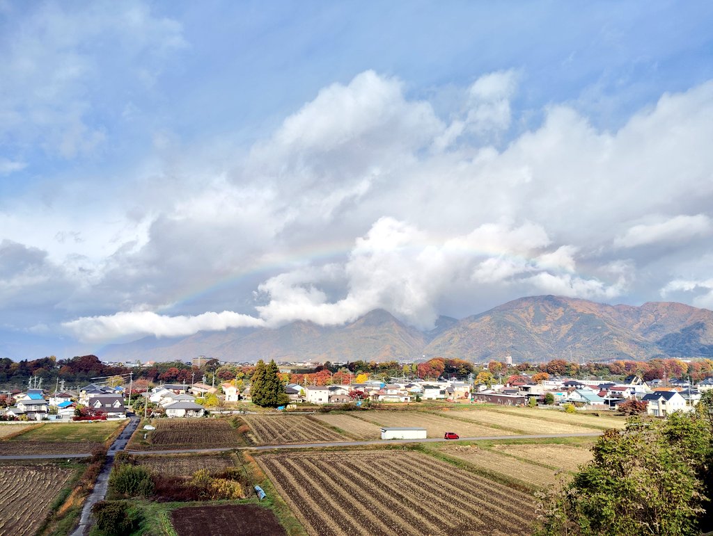 昨日の夜勤は入居者さんの体調不良で、ほとんど寝られなかったけど、ご褒美みたいな大きな虹が出ていました☺️
何か良いことありそうです。