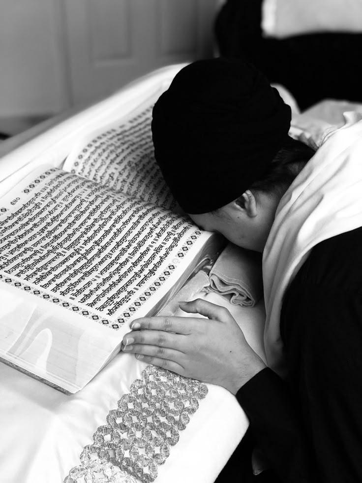 ਦਿਨੁ ਰੈਣਿ ਘੜੀ ਨ ਚਸਾ ਵਿਸਰੈ ਸਾਸਿ ਸਾਸਿ ਨਿਰੰਜਨੋ ॥ ਸਬਦਿ ਜੋਤਿ ਜਗਾਇ ਦੀਪਕੁ ਨਾਨਕਾ ਭਉ ਭੰਜਨੋ ॥

ਵਾਹਿਗੁਰੂ ਜੀ 🙏💐