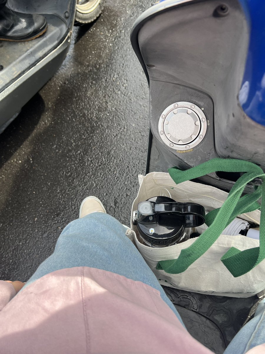 大家早安👋🏻
今早出了一個小意外，車子發不起來，緊急求救，謝謝妹夫的摩托車🛵讓我順利上班！

下雨了，大家上班外出小心，遇到爛事雖然會很心煩，但是都會過去的。

大家加油👏🏻