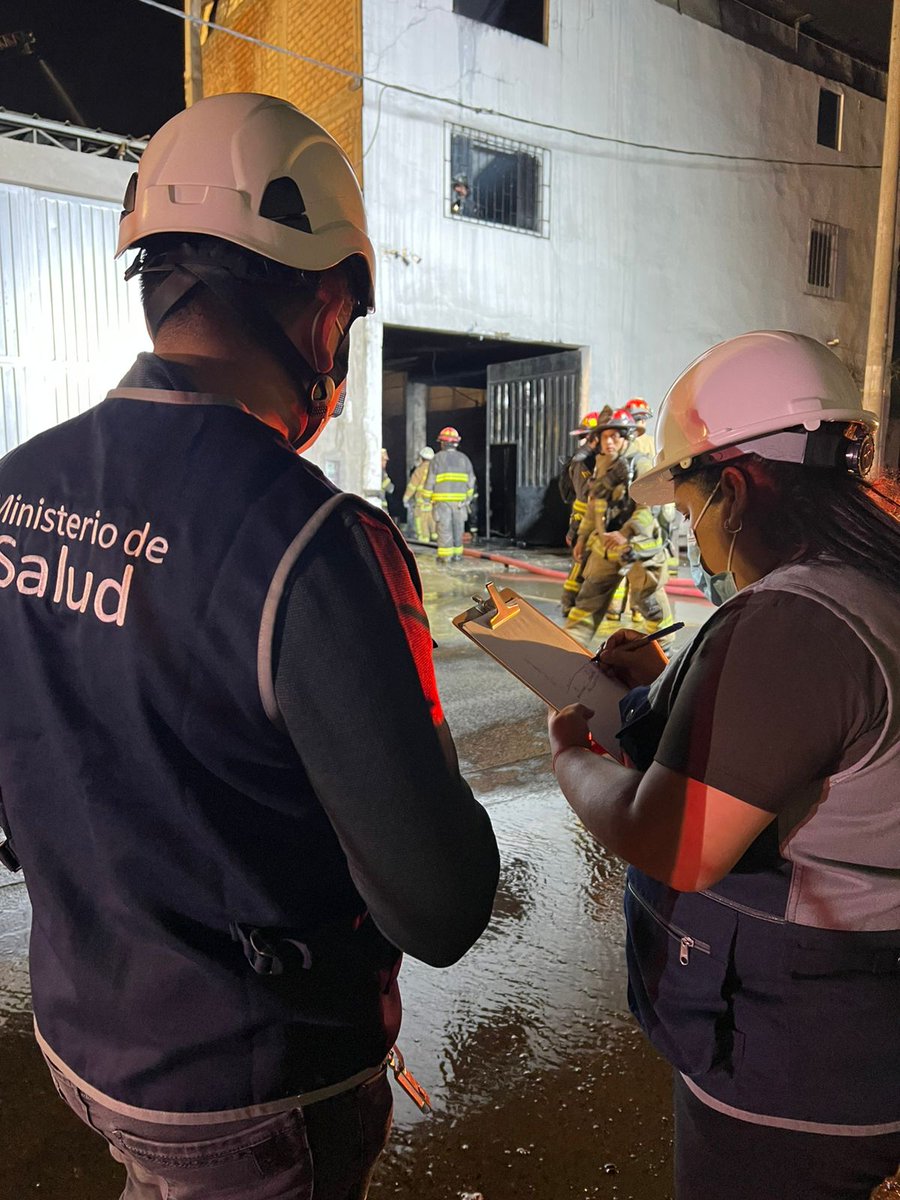 DirisLC_oficial's tweet photo. 🚨 #IncendioSJL | Equipos de Emergencias y Desastres en Salud de la Diris Lima Centro de encuentra en el lugar brindando la atención correspondiente.

✅ Sin daños a la salud hasta el momento.

🏥 Hospital SJL en alerta y SAMU tipo III en punto estratégico. https://t.co/qdasvXxBBw