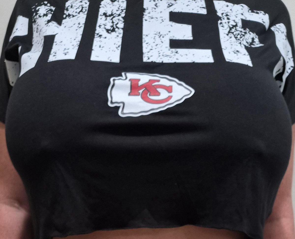 ToplessTimeless's tweet photo. Chiefs might have a bye week but you guys DO NOT! 😉💛❤️

"Sunday morning between the sheets." Hubby on the road with no Chiefs today. Wonder how my Sunday morning went 🤔 See link in pinned post and bio. Enjoy.....💋

#ChiefsKingdom #SundayFunDay 
#Bustywife #Hubbytease #Fanslybabe