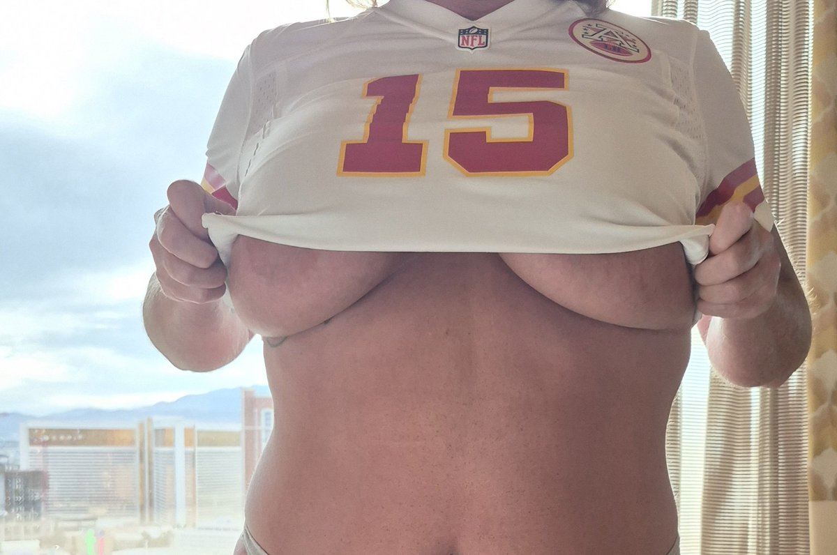 ToplessTimeless's tweet photo. Chiefs might have a bye week but you guys DO NOT! 😉💛❤️

"Sunday morning between the sheets." Hubby on the road with no Chiefs today. Wonder how my Sunday morning went 🤔 See link in pinned post and bio. Enjoy.....💋

#ChiefsKingdom #SundayFunDay 
#Bustywife #Hubbytease #Fanslybabe