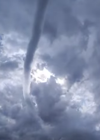 🌪️ #Argentina | Fenómeno nube embudo registrado el 7 de noviembre en Vaca Muerta, Rincón de los Sauces, Neuquén.

Más 👇
facebook.com/share/r/1B2LTh…