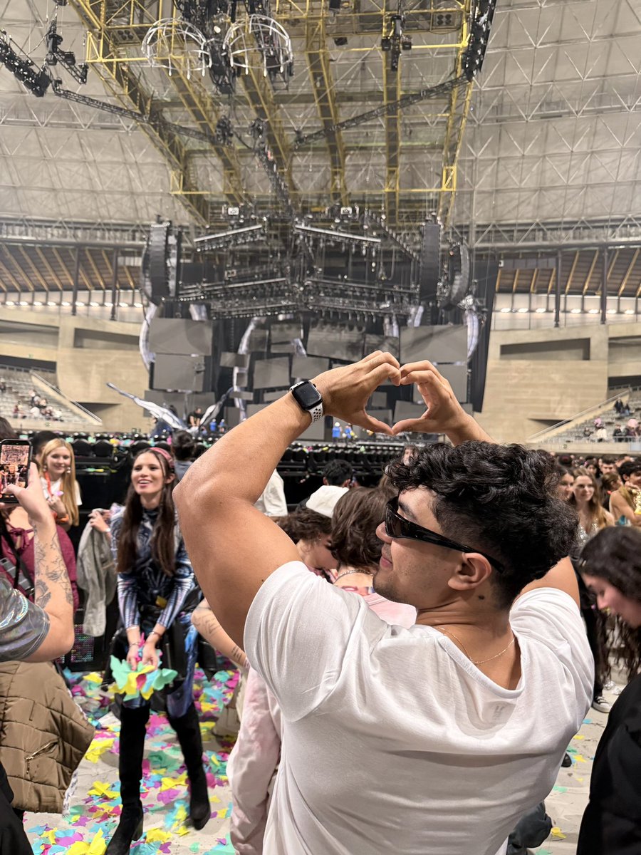doubreimer19's tweet photo. #lifetimetour @katyperry ♾️🦋 https://t.co/4LrFfDgRfz