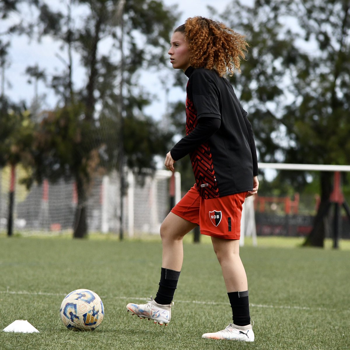 Primera convocatoria 👏🏻✅

Martina Romero fue citada por Leandro Iglesias para enfrentar a Racing por los octavos de final. La delantera llegó al club en 2020 y es una de las goleadoras del plantel de reserva.

¡Felicitaciones, Martu! ❤️🖤