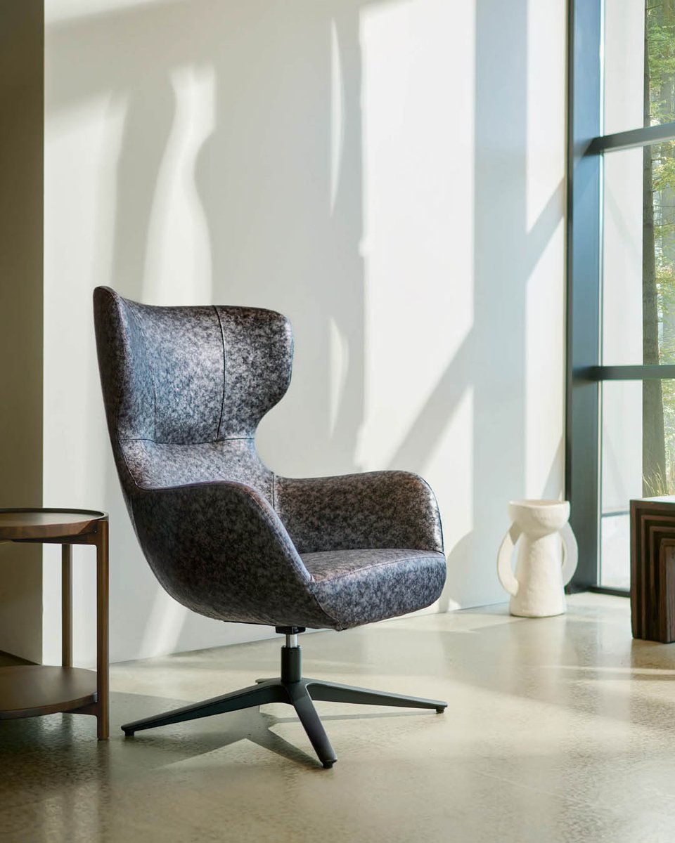 HUSTNET's tweet image. #ラウンジチェア #ハイバックチェア
#企業公式相互フォロー #企業公式秋のフォロー祭り
「ライカンゲル」は、包み込まれるような背もたれのフォルムが印象的なラウンジチェアです。…