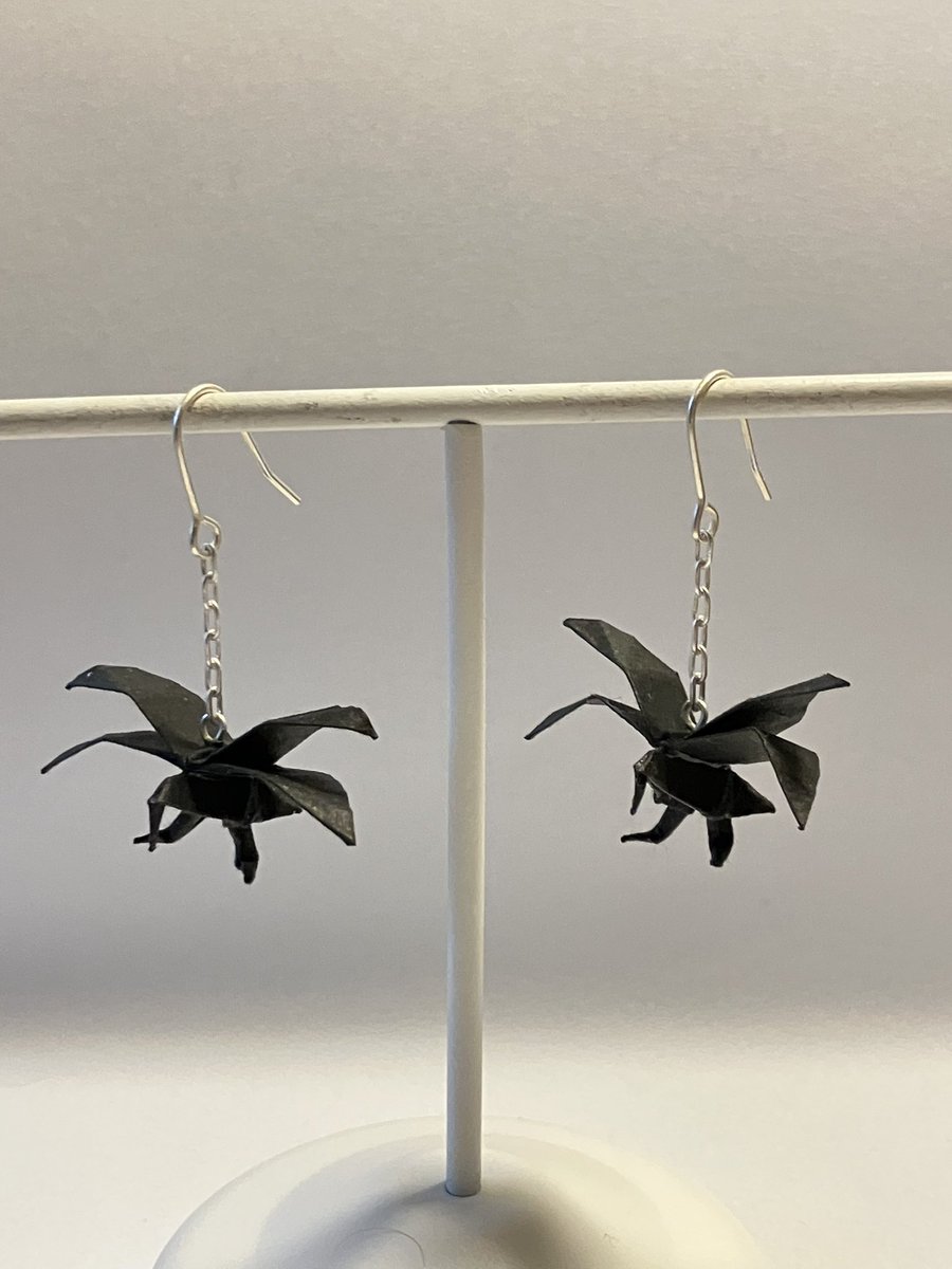 charmy's tweet image. 化けガラス
Monster Crow (Four-winged Crow)

今週末の11月16日（日） #深川お化け縁日 に出展します。
折り紙で作ったアクセサリーをイロイロ持っていきます。
よろしくお願いします

#深川お化け縁日2025秋の陣 #折り紙アクセサリー